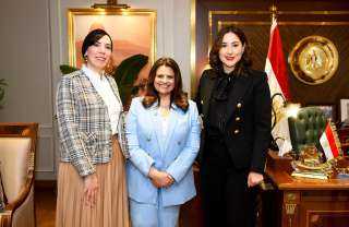 وزيرة الهجرة تبحث مع الرئيس...