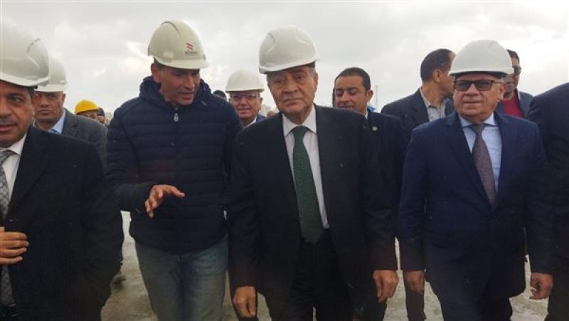وزير التموين خلال جولته
