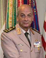 وزير الدفاع يشهد مناقشة البحث...