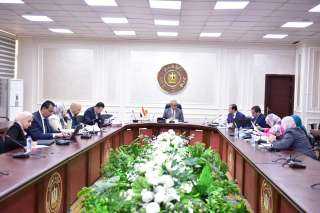 وزير العمل يتابع مع ”اللجنة...