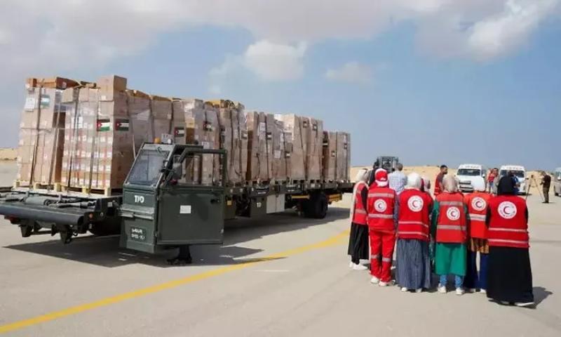 مطار العريش يستقبل معونات لغزة