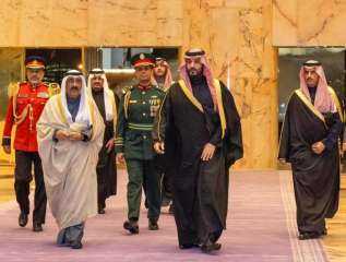 أمير الكويت يبحث مع العاهل...