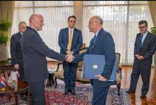سفير مصر يقدم أوراق اعتماده...