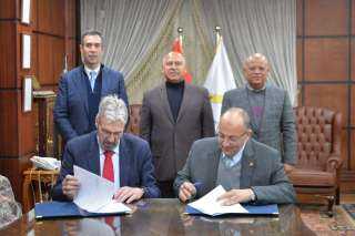 وزير النقل يشهد توقيع إجراءات...