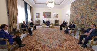 وزير خارجية فرنسا ينقل تحيات...