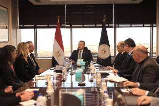 وزير السياحة والآثار يعقد اجتماعاً...