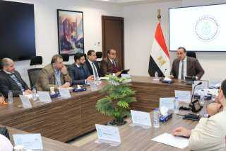 رئيس هيئة الرعاية الصحية يعقد...