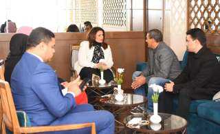 وزيرة الهجرة تعقد لقاء مع...