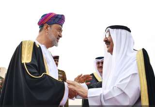 أمير الكويت يصل إلى سلطنة...