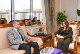 وزيرة الهجرة تستقبل أحد رموز...
