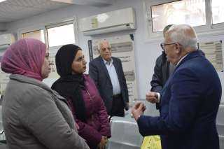 محافظ بورسعيد يتفقد مركز إصدار...