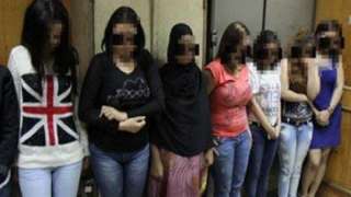 بينهم طفلة.. ضبط 12 سيدة...