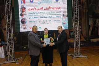 محافظ أسوان يكرم أسر الشهداء...