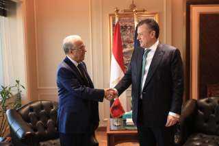 وزير السياحة والآثار يبحث مع...