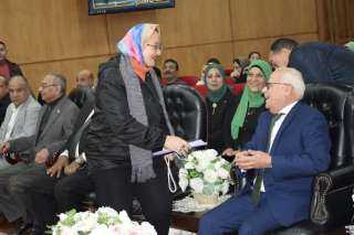 محافظ بورسعيد يكرم « وكيلة...