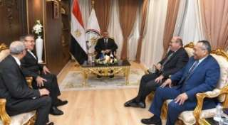 وزير الإنتاج الحربي يبحث مع...