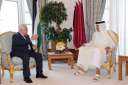 أمير قطر وأبو مازن يبحثان...