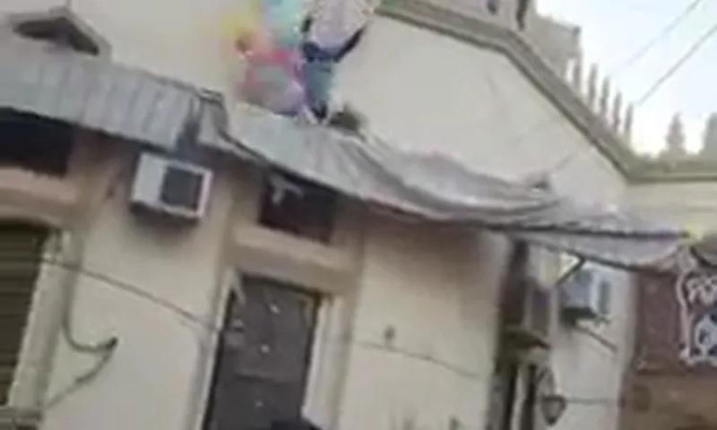 سقوط شاب من أعلى