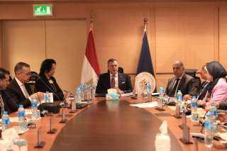 وزير السياحة والآثار يعقد اجتماعاً...