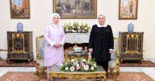 السيدة انتصار السيسى مرحبة بقرينة...