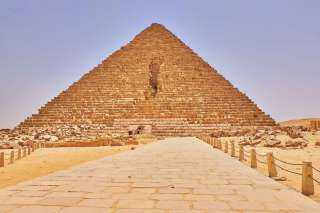 وزير السياحة والآثار يتسلم تقرير...
