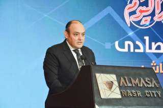 وزير التجارة والصناعة يستعرض جهود...