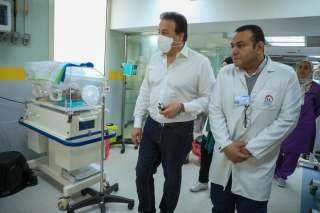 وزير الصحة يتفقد مستشفى الأطفال...