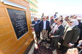 وزير الإسكان ومحافظ الوادى الجديد...