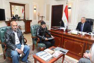وزير العمل يستقبل مواطن من...