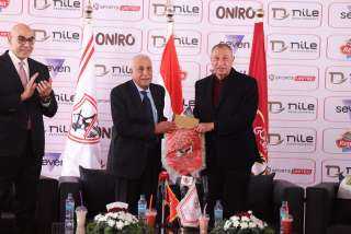 الخطيب يهدي رئيس الزمالك درع...