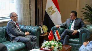 وزير الصحة يستقبل السفير التركي...