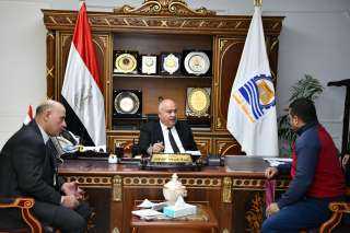 محافظ قنا يواصل استقبال المواطنين...