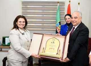 وزيرة الهجرة تتفقد غرفة المركز...