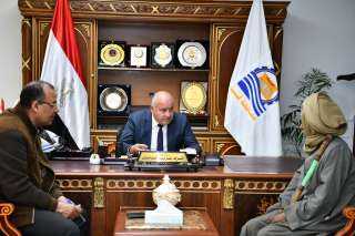 محافظ قنا يواصل استقبال المواطنين...