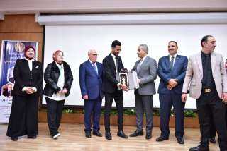 وزير العمل ومحافظ بورسعيد يُسلّمان...