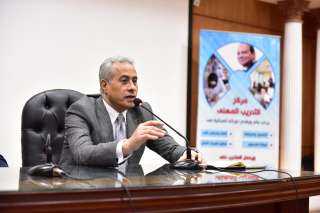 وزير العمل يلتقى العاملين بمديرية...