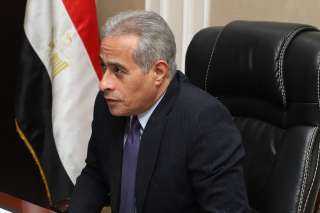 وزير العمل يوجه بسرعة صرف...