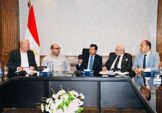 وزير الرياضة يناقش استعدادات مشاركة...