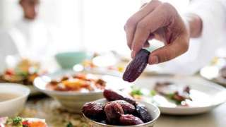 الإفتاء توضح حكم إفطار المريض...