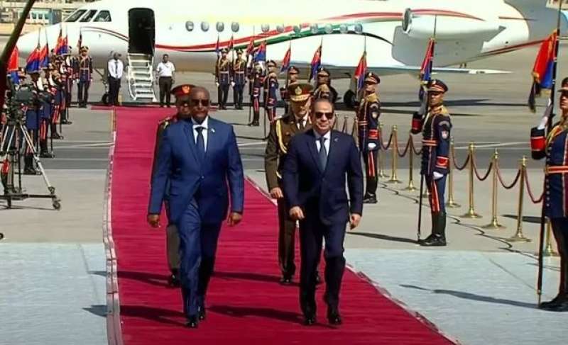 الرئيس السيسى يستقبل رئيس مجلس السيادة السودانى لدى وصوله القاهرة