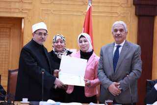 مجلس جامعة الأزهر يكرم ابتسام...
