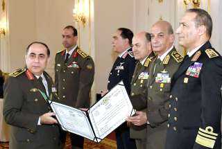 وزير الدفاع يكرم قادة القوات...
