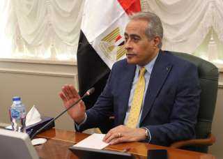 وزير العمل يجتمع مع ممثلي...