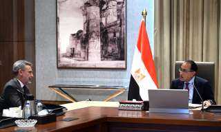 رئيس الوزراء يلتقى  السفير...