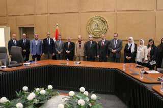 وزير الكهرباء يقوم بإطلاق ...