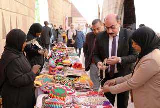 محافظ أسوان يتفقد معرض ”...