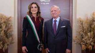 عاهل الأردن يقلد الملكة رانيا...