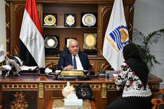 محافظ قنا يواصل استقبال المواطنين...