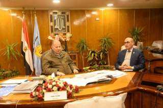 محافظ أسيوط يلتقي مدير مشروعات...