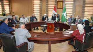 محافظ الشرقية يبحث تعزيز العمالة...